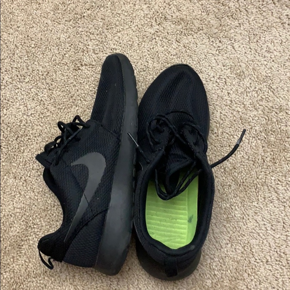 Nike black Womens roshes